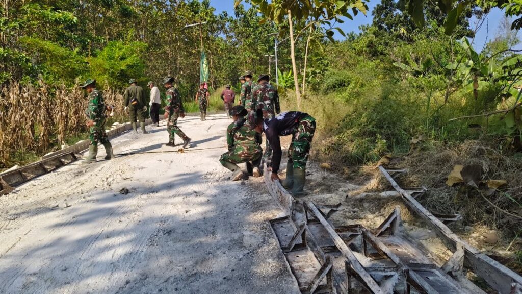 Satgas TMMD Ke-129 Kodim 0812/Lamongan Percepat Pengecoran Jalan Rabat Beton Akses Utama Desa Tlemang