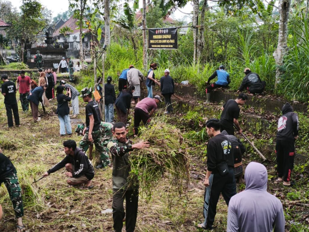 Satgas TMMD Ke-129 Kodim 1626/Bangli Bersama Warga dan Mahasiswa KKN Bersihkan Lingkungan Desa Sekardadi