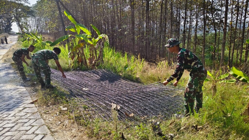 Satgas TMMD Ke-129 Kodim 0812/Lamongan Pasang Wiremesh untuk Perkuat Jalan Rabat Beton Desa Tlemang