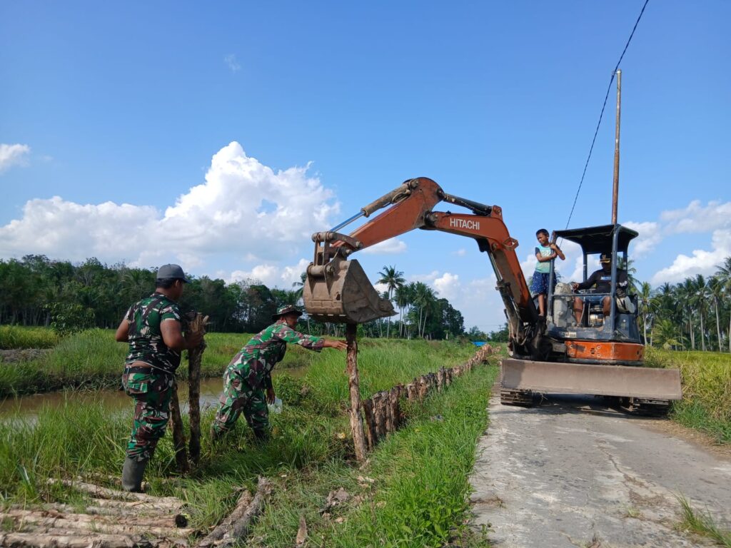 Gotong Royong Satgas TMMD 129  dan Warga Percepat Pemasangan Sering Galam di Desa Bandaraya