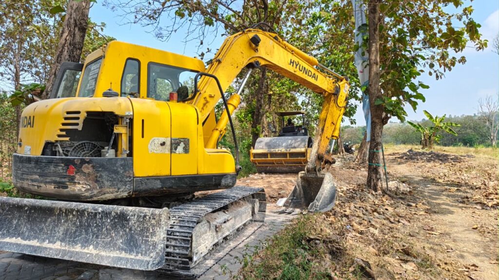 Satgas TMMD Ke-129 Kodim 0812/Lamongan Kerahkan Alat Berat Percepat Pemadatan Jalan Rabat Beton