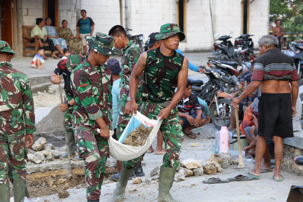 Semangat “Otot Kuat Tulang Besi” Warnai Pengabdian Satgas TMMD Ke-129 Kodim 0812/Lamongan di Desa Tlemang