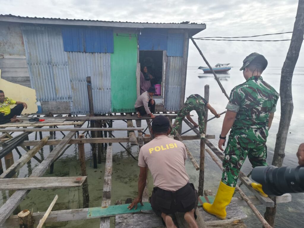 Sinergitas TNI-Polri dan Warga Warnai Pemasangan Gelagar RTLH Ibu Samsia di Desa Umbele