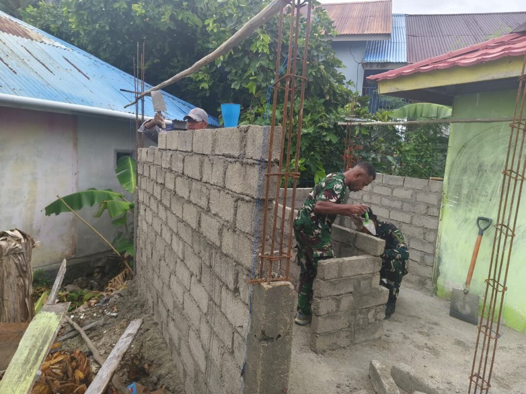 Kejar Target Penutupan TMMD, Satgas dan Warga Lanjutkan Pemasangan Dinding MCK Masjid Quba