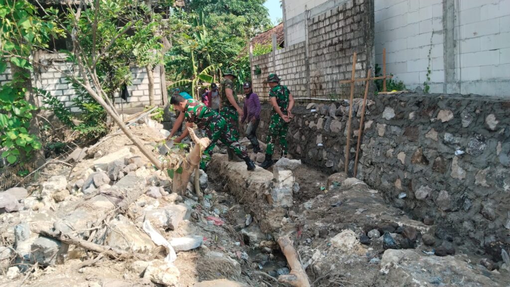 Pra TMMD Resmi Dibuka, Personel Kodim 0812/LamonganTancap Gas Normalisasi Sungai dan Bangun TPT di Desa Tlemang