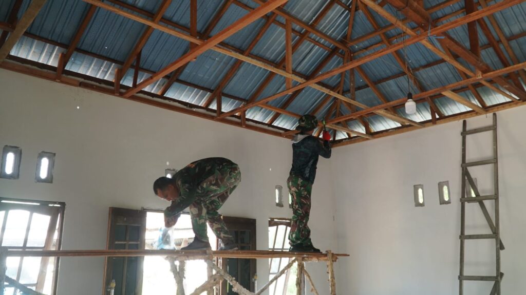 Gotong Royong TNI dan Warga Warnai Pembangunan Musholla Darul Iman di Desa Bandaraya
