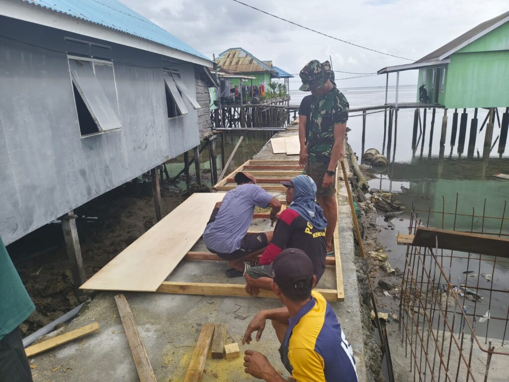 Gotong Royong Satgas TMMD dan Warga Percepat Pemasangan Bekisting Bak Penampungan Air