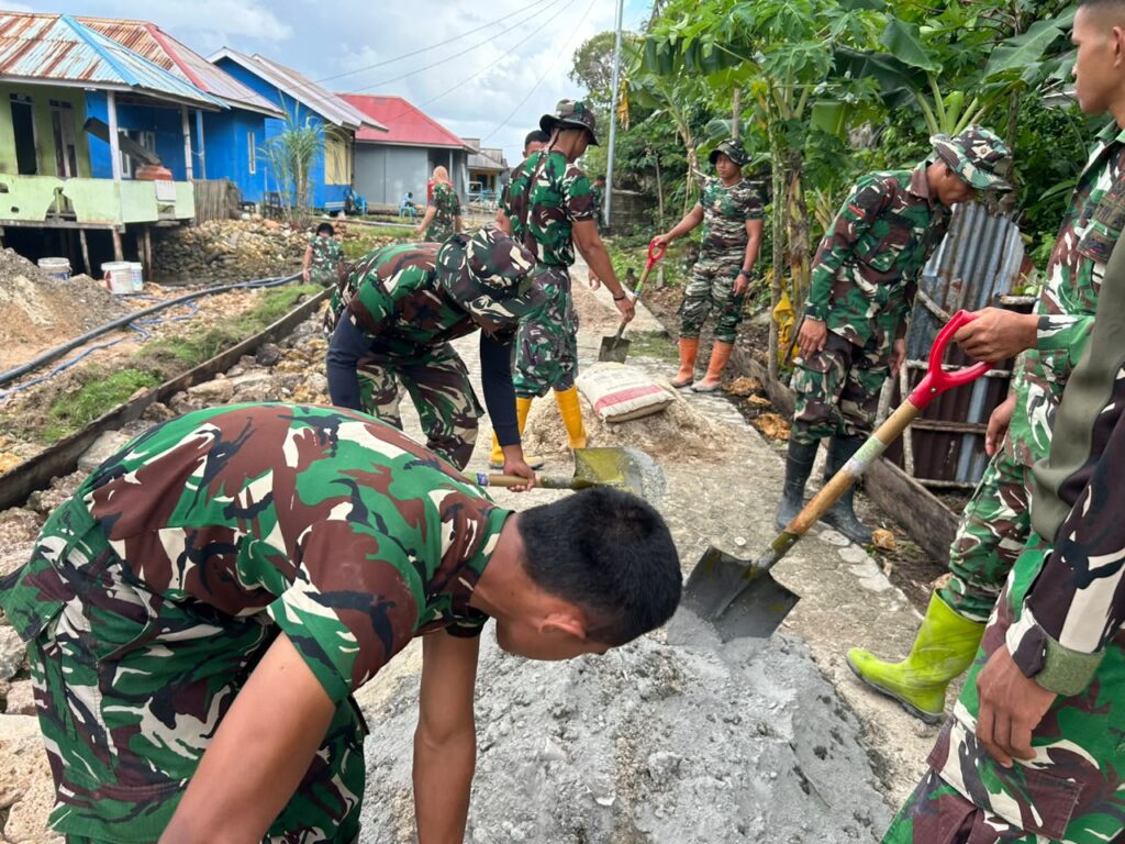 Satgas TMMD dan Warga Desa Polewali Lanjutkan Pengecoran Rabat Jalan