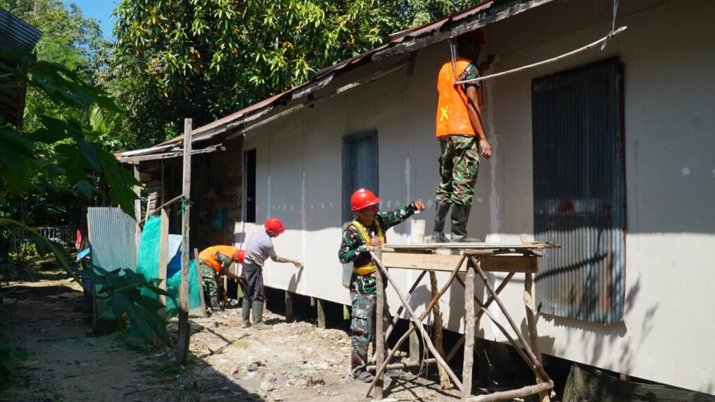 Satgas TMMD Ke-129 Kodim 1011/Klk Percepat Penyelesaian RTLH Ibu Wahida Lewat Pendempulan Kalsibut