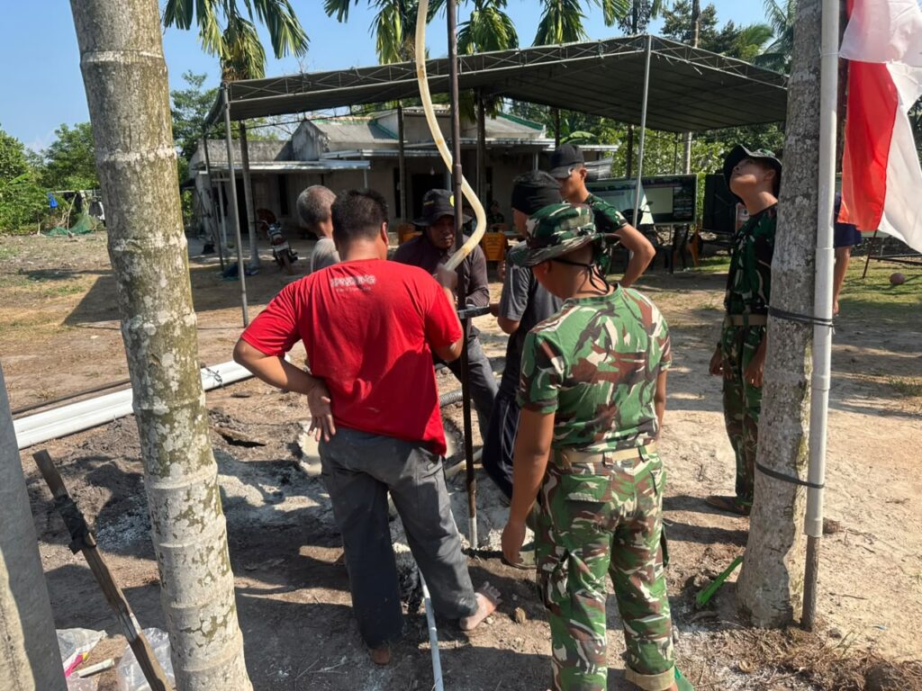 TNI-Warga Bahu-Membahu Bangun Sumur Bor Demi Atasi Krisis Air di Desa Deniang