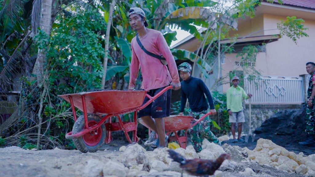 Kebersamaan Warga dan Satgas TMMD Warnai Pengecoran Tiang Utama Jembatan Gantung di Desa Patukku
