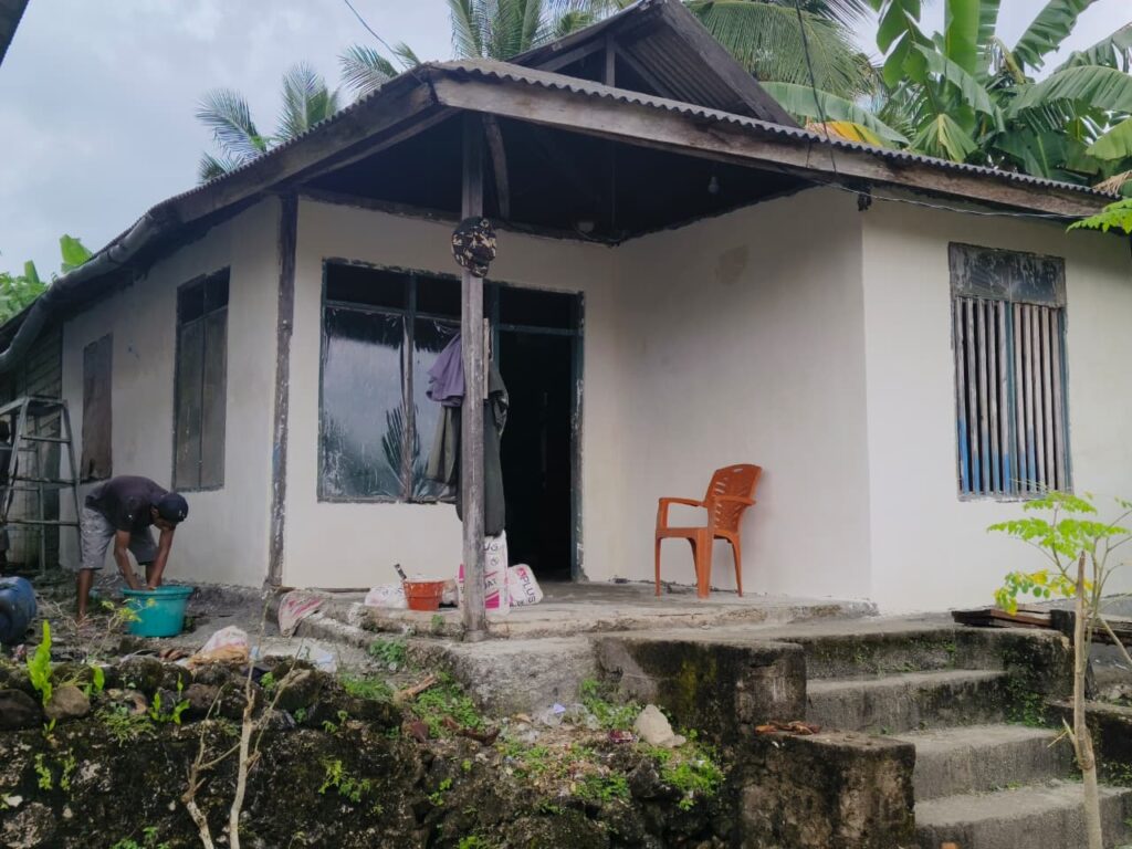 Satgas TMMD dan Warga Lanjutkan Pengaplasan Dinding RTLH Bapak Hardi di Desa Pulau Dua