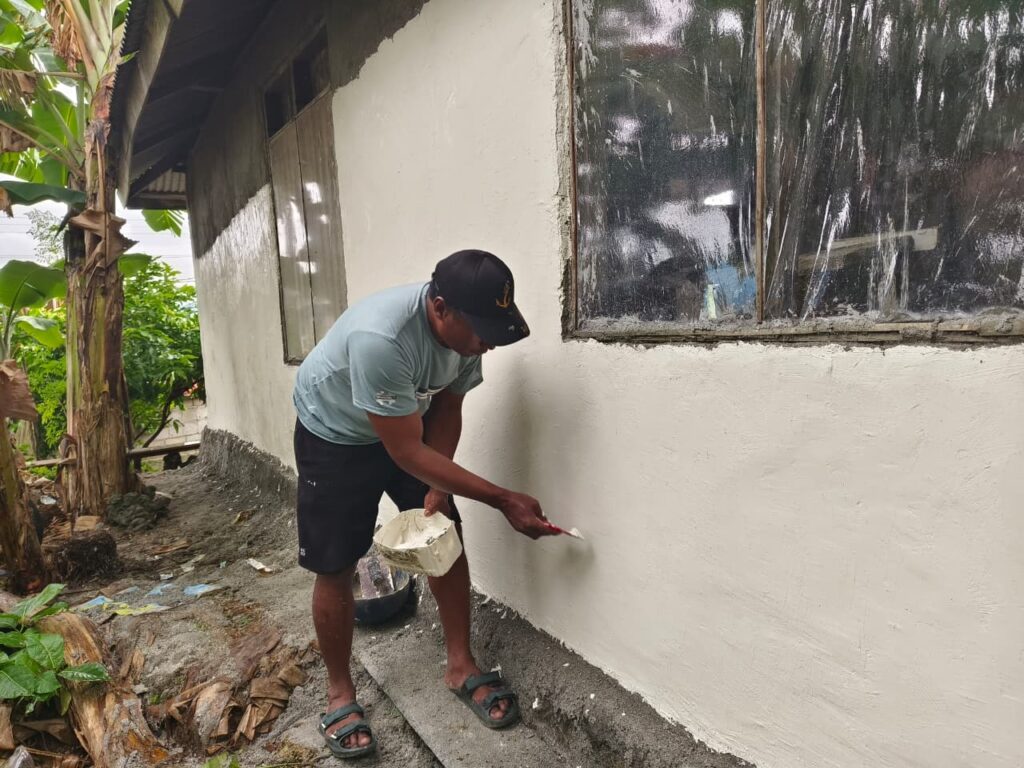 Gotong Royong Satgas TMMD dan Warga Percepat Pengaplasan RTLH Bapak Hardi