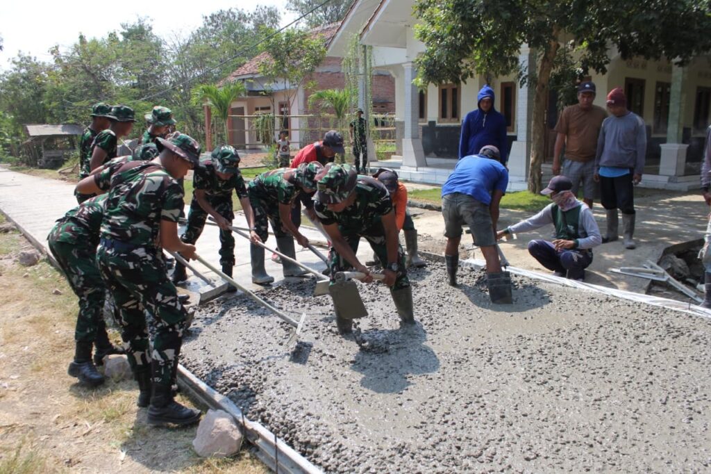 Sinergi TNI dan Pemkab Cirebon Pacu Pembangunan Infrastruktur di Desa Leuweung Kencana