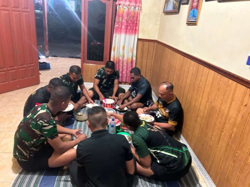 Dari Meja Makan Terbangun Keakraban, Satgas TMMD Ke-129 dan Warga Perkuat Kebersamaan di Desa Tlemang