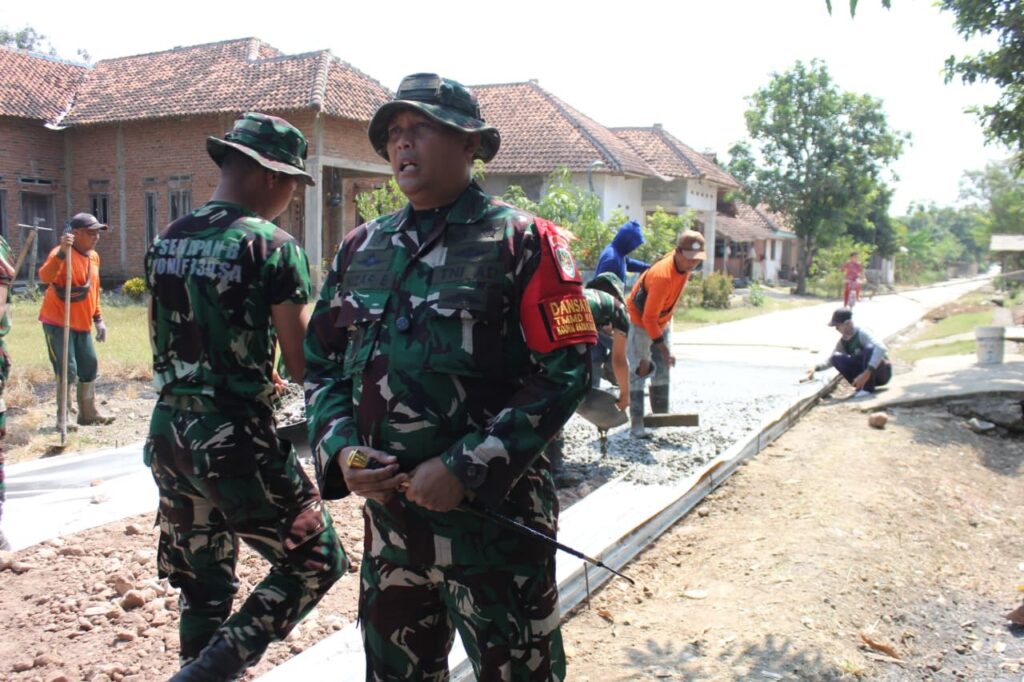 Dansatgas TMMD ke-129 Bersama Bupati Cirebon dan Forkopimda Tinjau Sasaran Fisik TMMD di Desa Leuweung Kencana