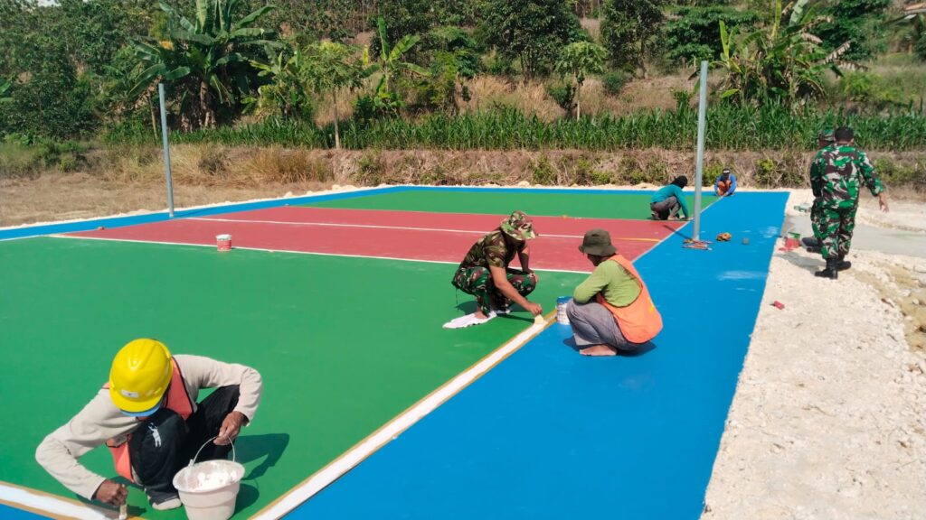 Wujudkan Kemandirian Pemuda, Anggota Kodim 0812/Lamongan dan Warga Kompak Bangun Lapangan Voli di Pra TMMD