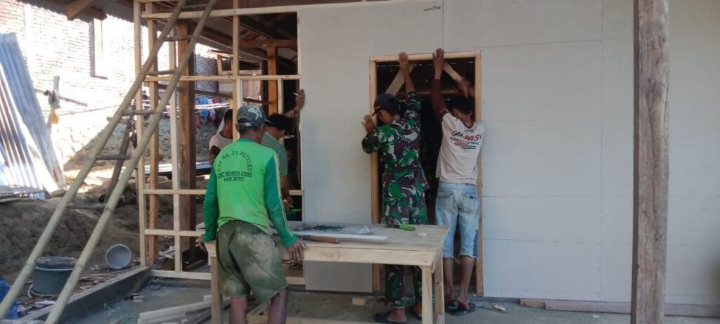 Satgas TMMD Ke-129 Kodim 1407/Bone Lanjutkan Pemasangan Dinding RTLH Milik Bapak Ihwan Baso