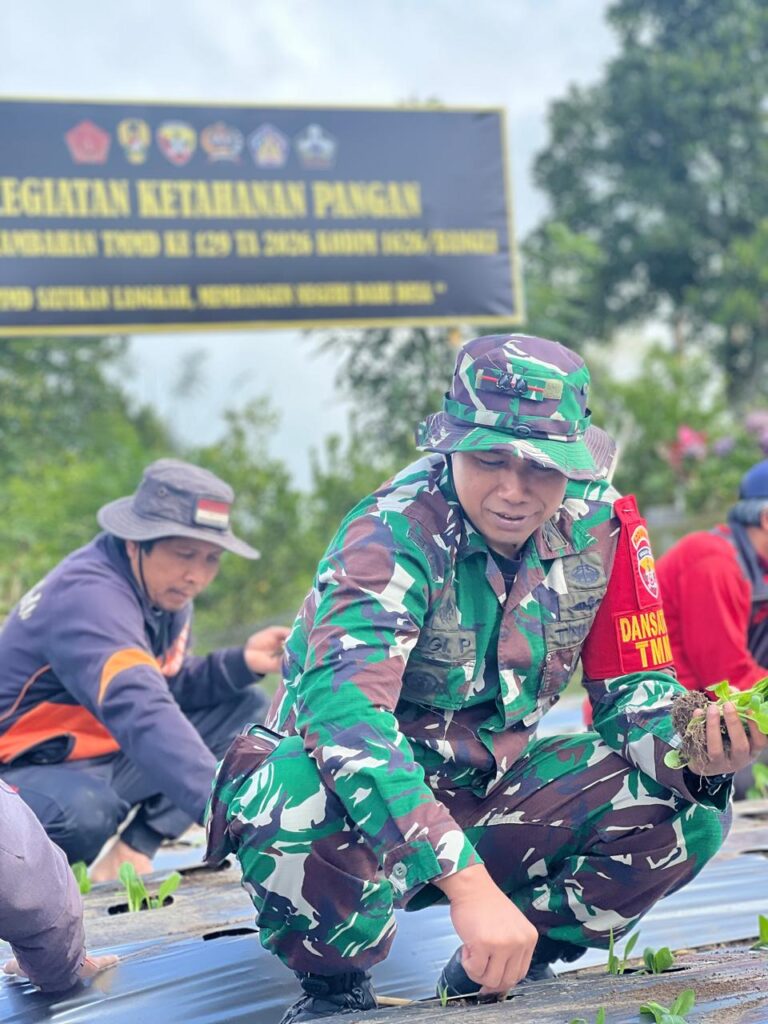 Satgas TMMD Ke-129 Kodim 1626/Bangli Ajak Warga Rawat Tanaman Pakcoy Demi Hasil Optimal