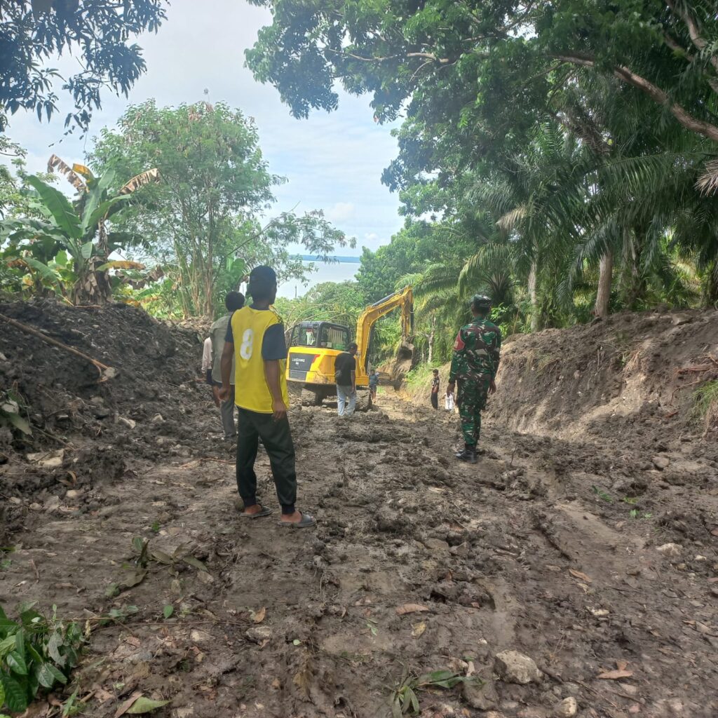 Gotong Royong Warnai Pembangunan Jalan TMMD ke-129 di Desa Liang Bunyu