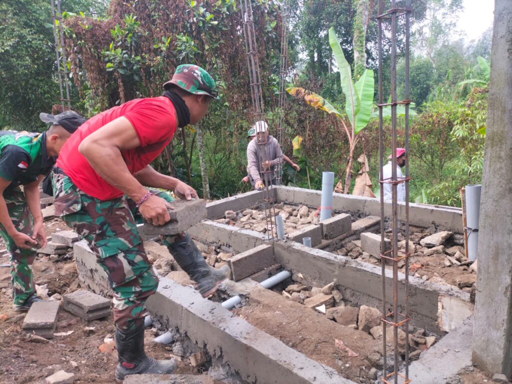 Gotong Royong Satgas TMMD dan Warga Warnai Pembangunan MCK di Desa Sekardadi