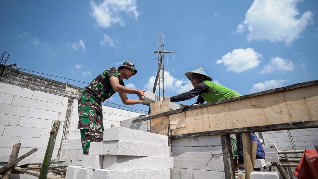 Satgas TMMD 129 Kebut Pemasangan Bata Rutilahu Demi Percepat Penyelesaian Rumah Warga Desa Tlemang