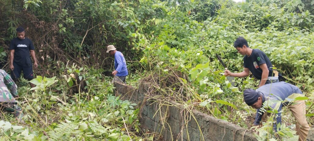 Satgas TMMD 129 dan Warga Rintis Jalur untuk Mobilisasi Alat Berat Pembukaan Jalan di Desa Polewali