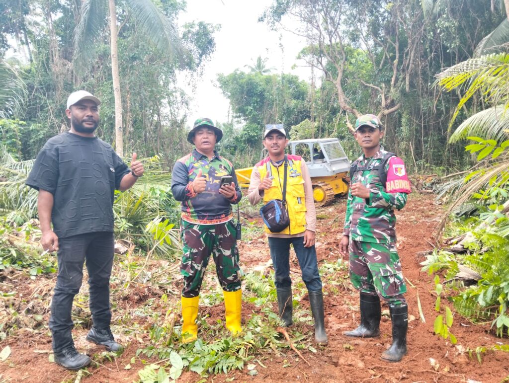 Gotong Royong Satgas TMMD 129 dan Warga Siapkan Akses Alat Berat Demi Percepatan Pembukaan Jalan