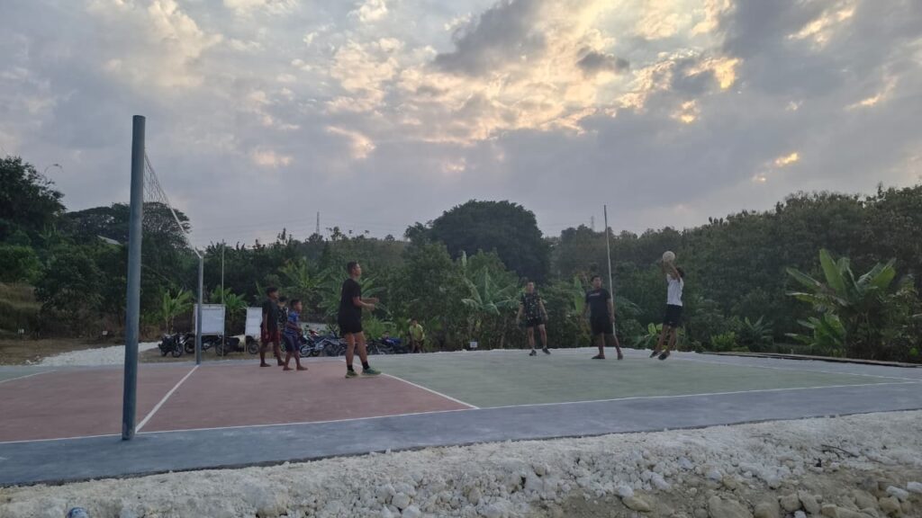 Satgas TMMD Ke-129 Kodim 0812/Lamongan Siapkan Lapangan Voli, Hadirkan Fasilitas Olahraga yang Lebih Layak untuk Warga