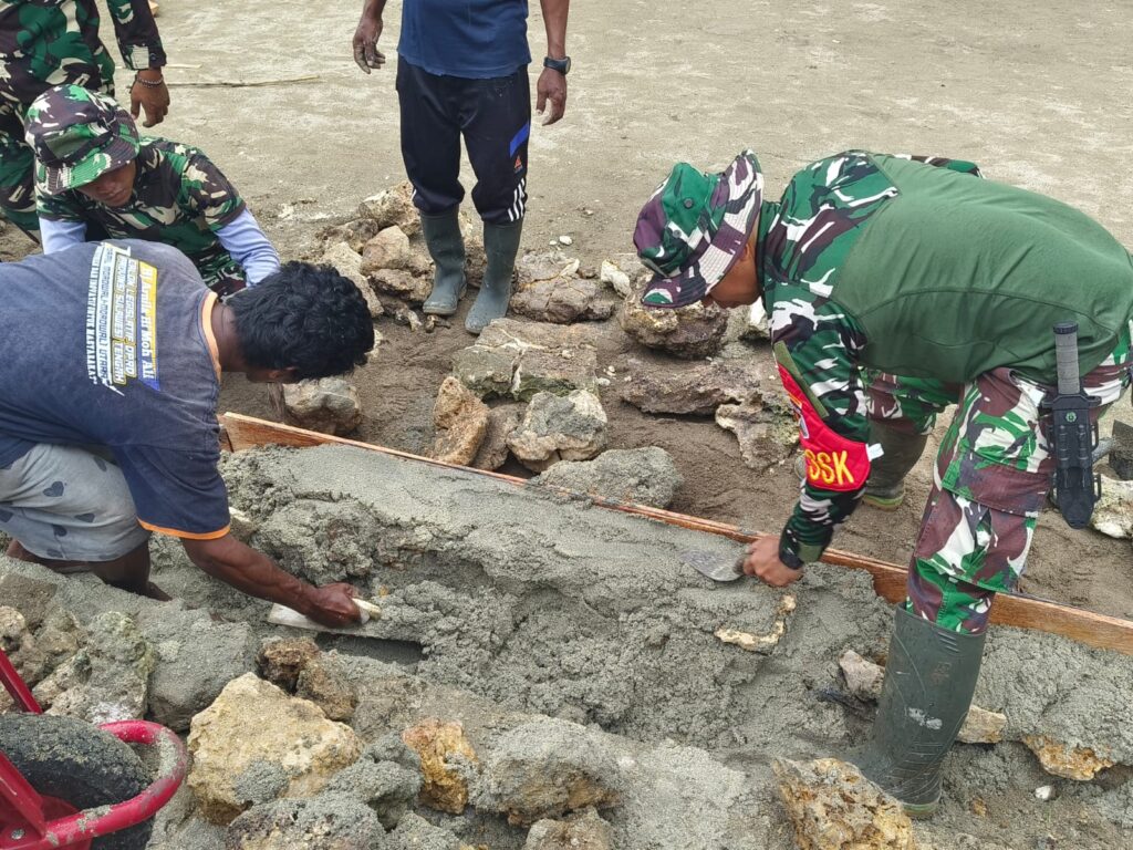 Dan SSK TMMD Ke-129 Terjun Langsung Pimpin Pembuatan Rabat Beton Bersama Warga di Desa Polewali