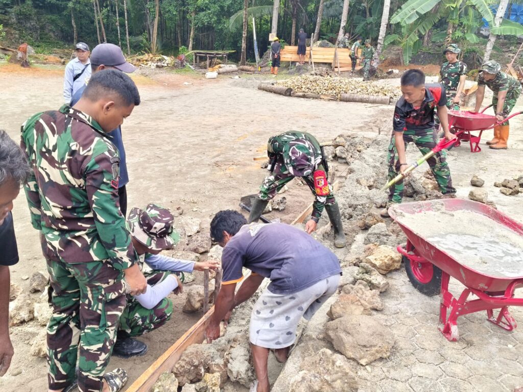 Letda Inf Umar Yusuf Beri Teladan, Bekerja Bahu-Membahu dengan Satgas dan Warga Bangun Rabat Beton