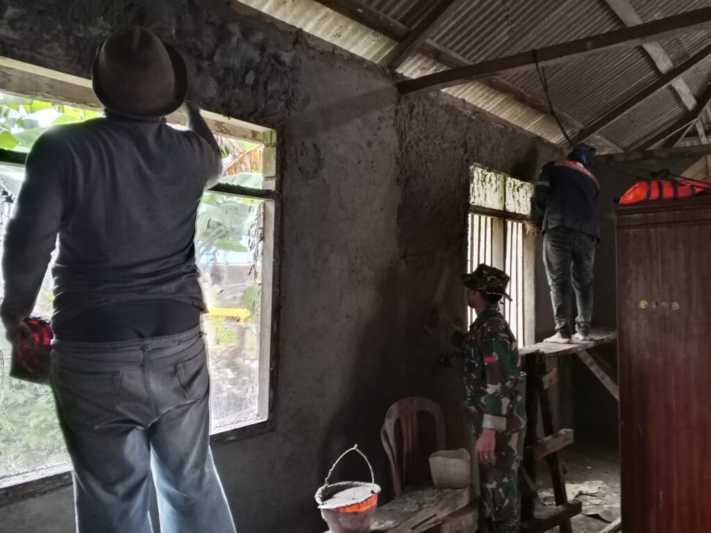 Gotong Royong TNI dan Warga Percepat Renovasi RTLH Milik Bapak Suardi di Desa Pulau Dua