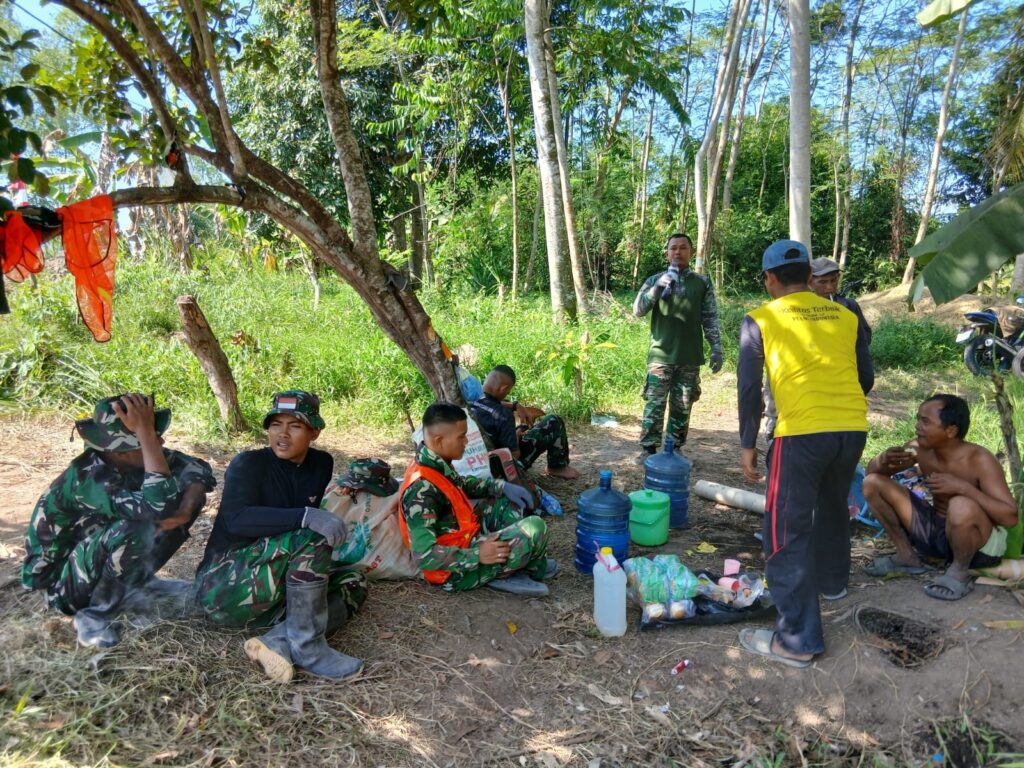 Istirahat Kerja Dimanfaatkan Satgas TMMD Bangun Kedekatan dengan Warga