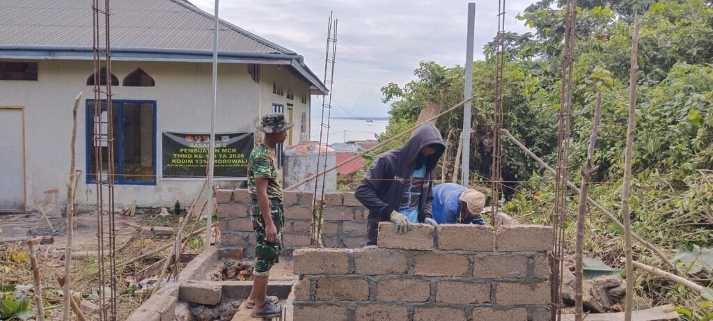 Satgas TMMD Ke-129 Percepat Pemasangan Dinding Batako MCK, Fasilitas Umum di Desa Polewali Mulai Terbentuk