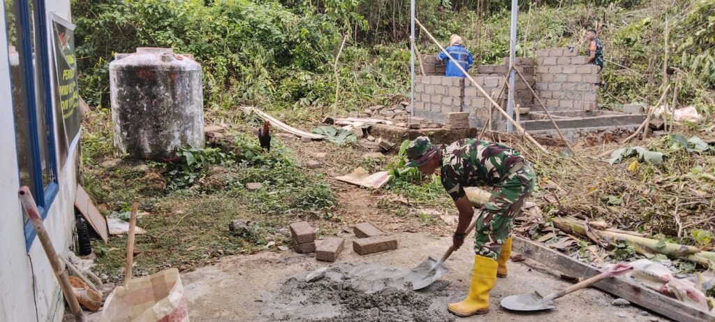 Gotong Royong Satgas TMMD dan Warga Warnai Pemasangan Batako MCK di Desa Polewali