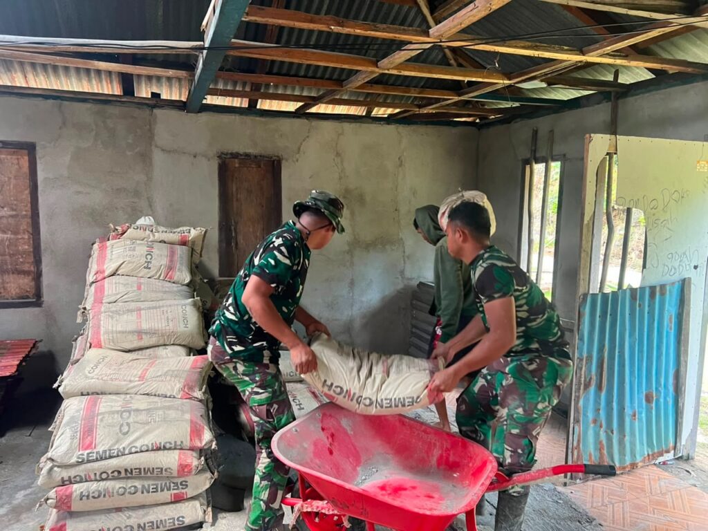 Dari Pelabuhan Umbele ke Lokasi TMMD, Satgas dan Warga Bahu-Membahu Lansir Material Semen