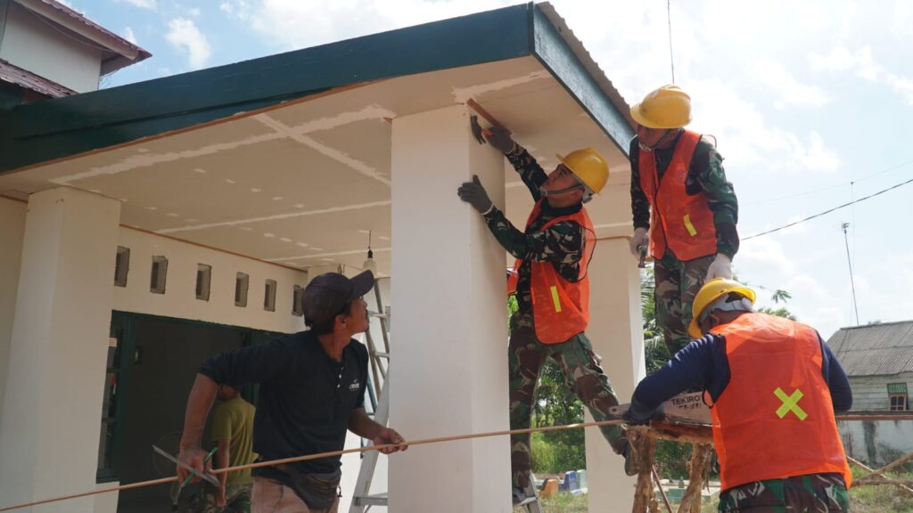 Satgas TMMD Ke-129 Rapikan Interior Musholla Darul Iman Lewat Pemasangan Lis Plafon