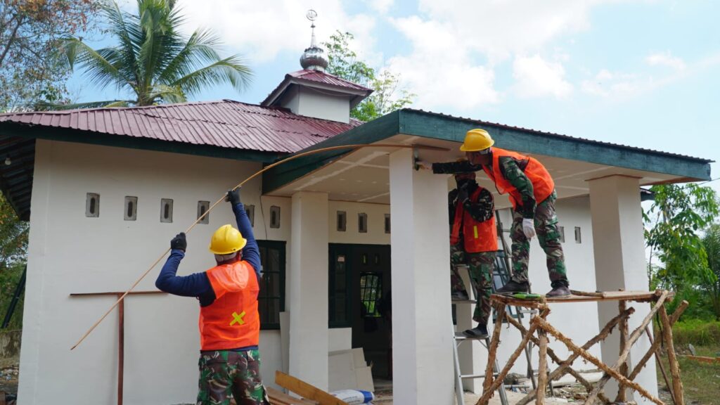 Pemasangan Lis Plafon Tandai Musholla Darul Iman Semakin Siap Digunakan