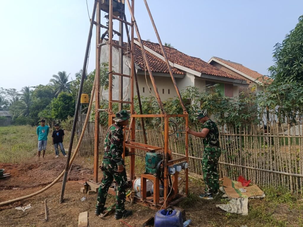 Tak Kenal Lelah, Satgas TMMD ke-129 Kodim 0412/LU dan Tukang Berpacu Selesaikan Sumur Bor untuk Masyarakat Desa Baru Raharja