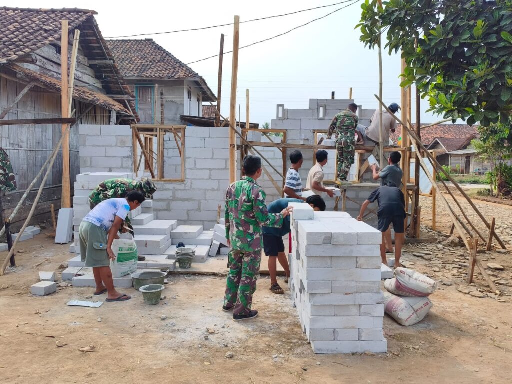 Pacu Pembangunan RLH dan MCK   Pak Sandri, Satgas TMMD ke 129 Kodim 0412/LU dan Warga Desa Baru Raharja Kejar Target