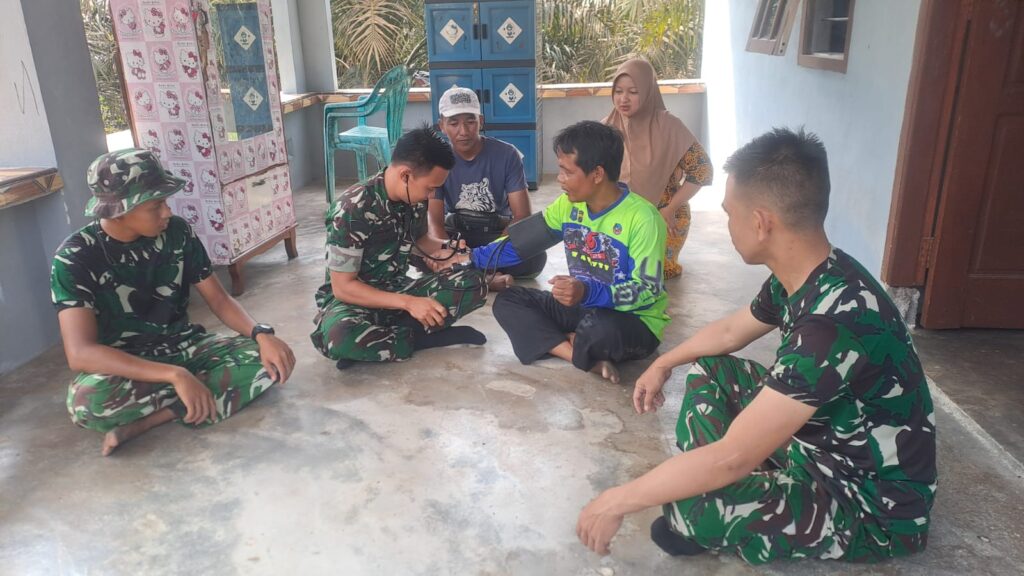 Satgas TMMD 129 Kodim 0413/Bangka Jemput Bola Layanan Kesehatan Warga Lewat Pemeriksaan Door to Door