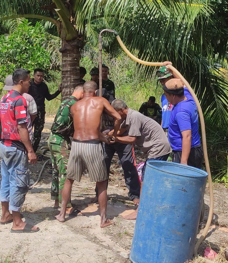 Gotong Royong Satgas TMMD dan Warga Warnai Pengerjaan Sumur Bor di Desa Deniang