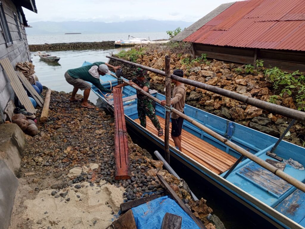 Satgas TMMD Ke-129 Distribusikan Material Kayu Lewat Jalur Laut untuk Renovasi RTLH Ibu Samsiah