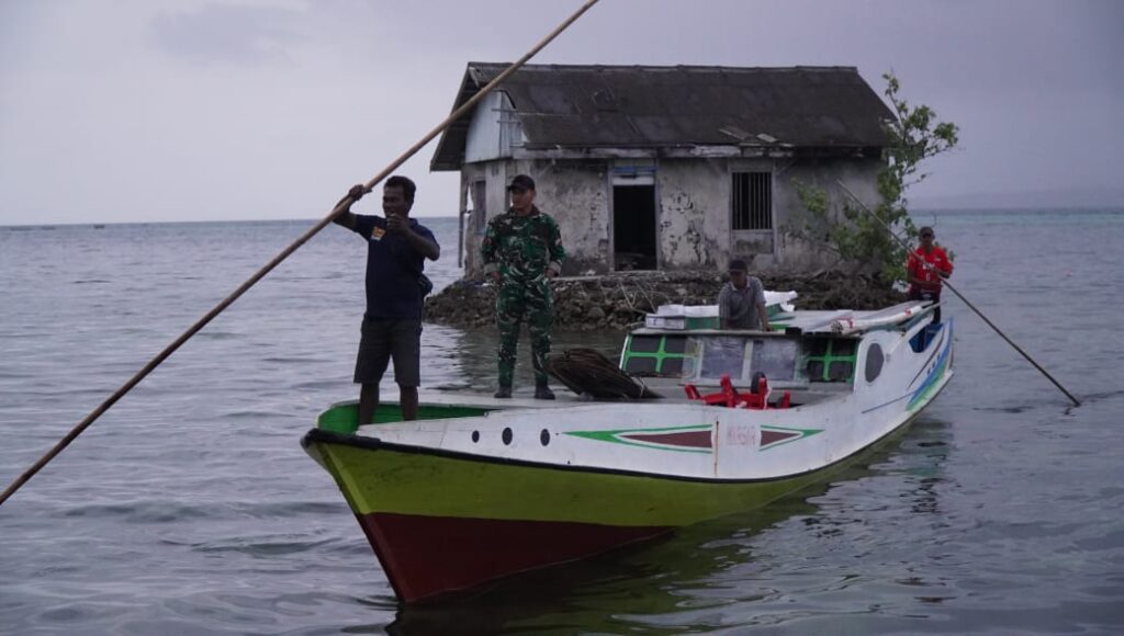 Satgas TMMD Ke-129 Bersama Warga Bongkar Material Bangunan di Dermaga Desa Polewali