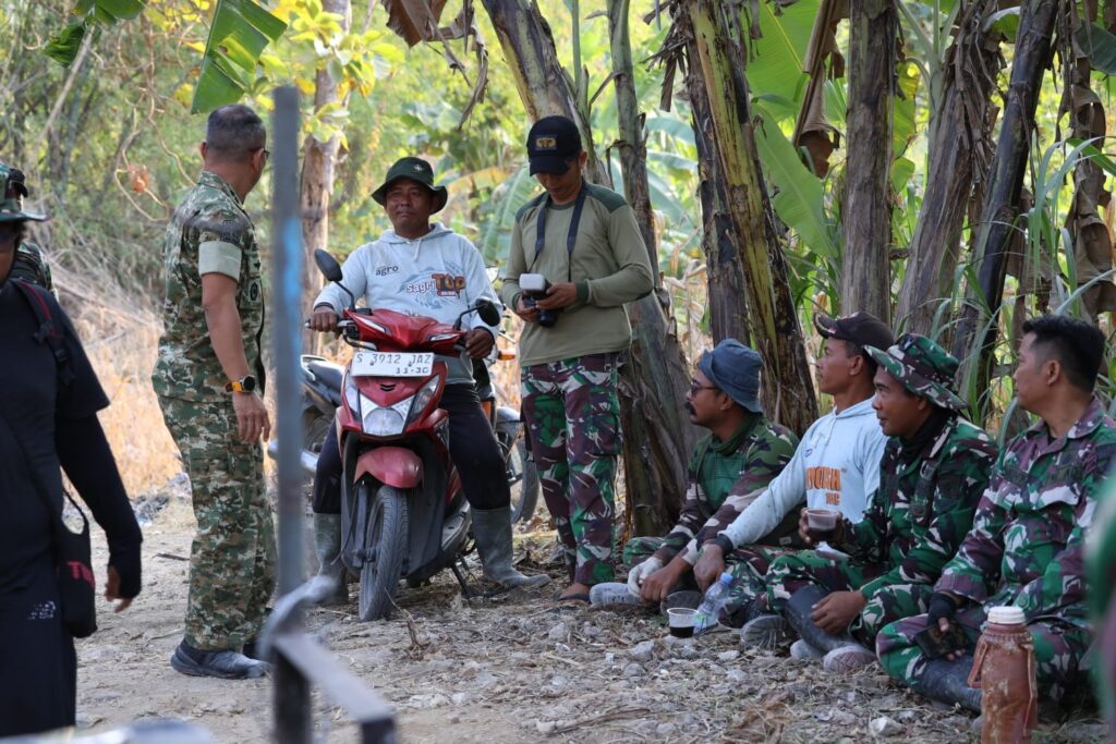Bakar Semangat Prajurit di Lapangan, Dansatgas TMMD 129 Tinjau Langsung Pengecoran Jalan Rabat Beton Desa Tlemang