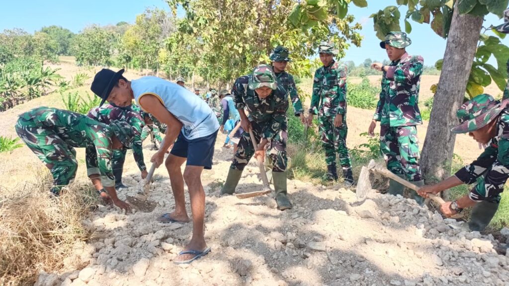 Satgas TMMD ke-129 dan Warga Tlemang Bahu-Membahu Wujudkan Impian Jalan Usaha Tani