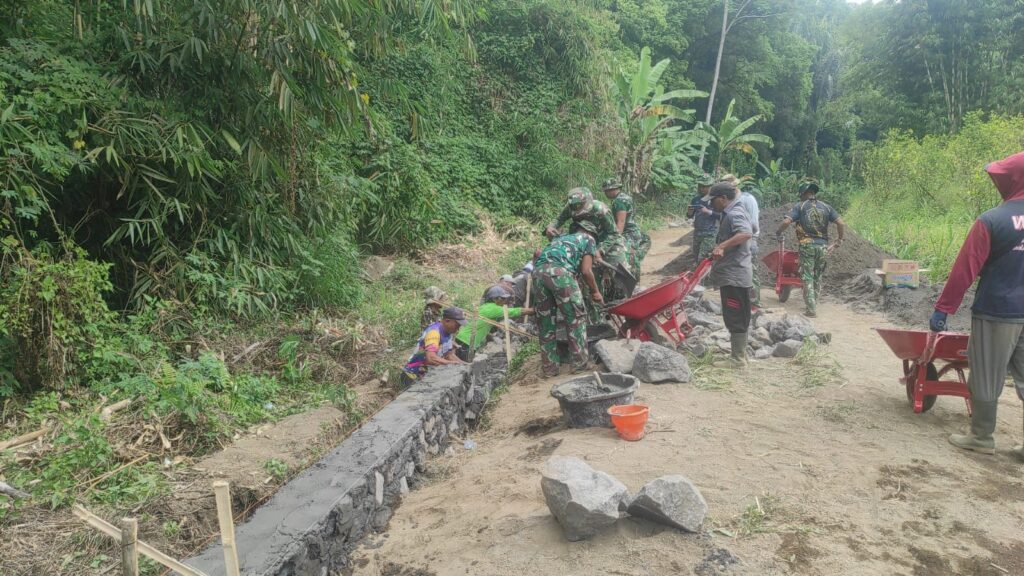 Gotong Royong Satgas TMMD dan Warga Percepat Pembangunan DPT di Empat Titik