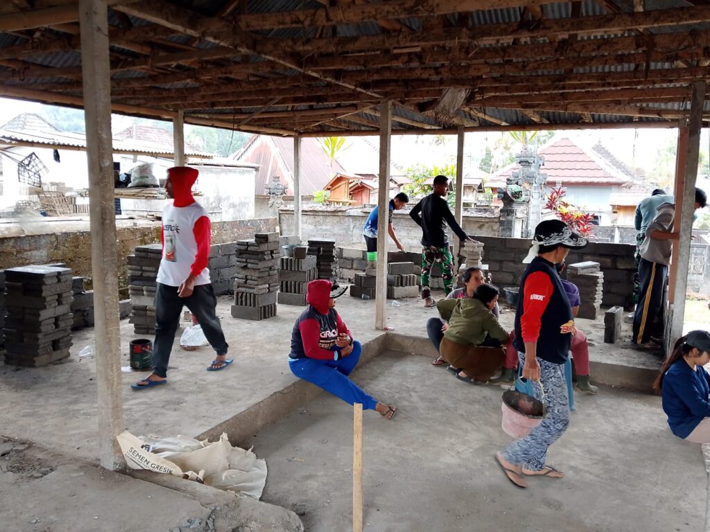 Gotong Royong Satgas TMMD dan Warga Percepat Rehab MCK di Desa Sekardadi
