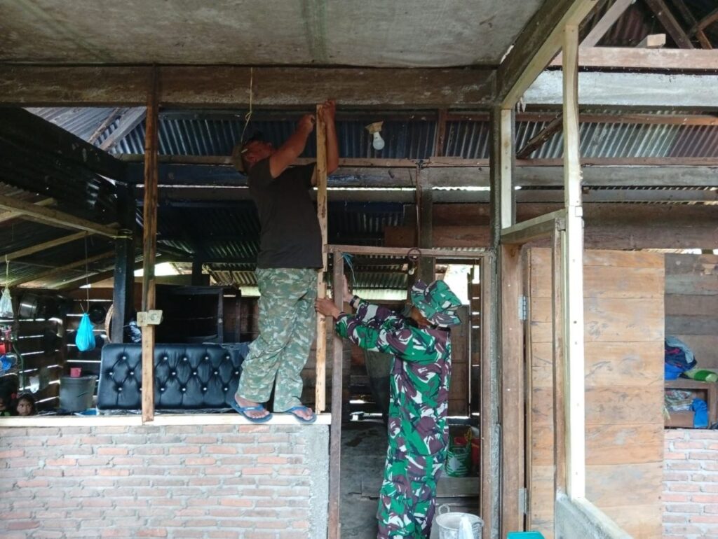 TNI Manunggal Membangun Desa ke-129: Sekat Ruang Dapur dan Tamu RTLH Demmang Dipasang