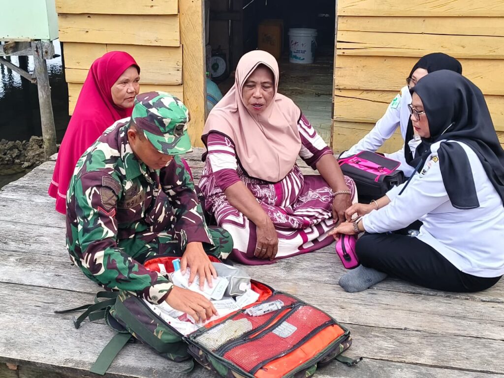 Personil Satgas TMMD bersama Puskesmas Umbele Laksanakan Pengobatan Door to Door bagi Warga di Lokasi TMMD Ke-129